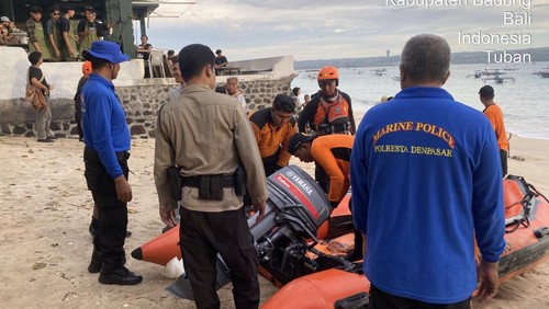 Tim SAR mengevakuasi mayat Deden Nugraha seusai ditemukan mengambang di Pantai Kelan, Kuta, Badung, oleh nelayan, Senin (1/6/2025). (Dok Polresta Denpasar)