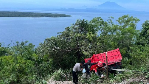 Truk masuk jurang di Nusa Penida, Klungkung, Bali, Senin (2/6/2025).
