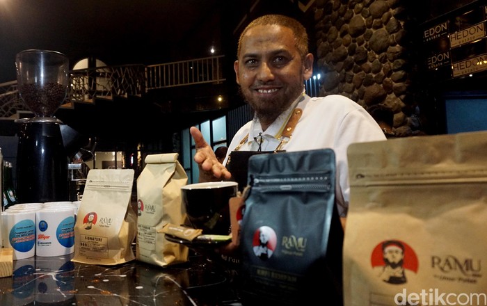 Umar Patek Eks Napiter Launching Kopi Ramu di kafe Heddon, Surabaya, Selasa (3/6/2025).