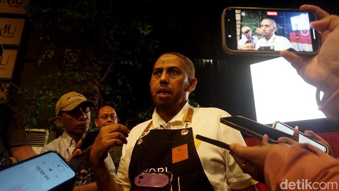 Umar Patek Eks Napiter Launching Kopi Ramu di kafe Heddon, Surabaya, Selasa (3/6/2025).