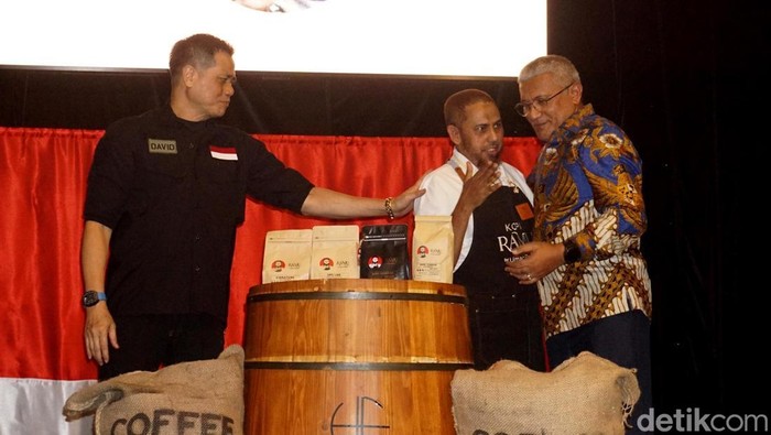 Umar Patek Eks Napiter Launching Kopi Ramu Umar Patek Eks Napiter Launching Kopi Ramu di kafe Heddon, Surabaya, Selasa (3/6/2025).