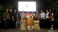 Sejumlah tokoh juga hadir saat grand launching Kopi Ramu yaitu, Dahlan Iskan, Bupati Sidoarjo Subandi serta tokoh lainnya.