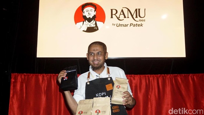 Umar Patek Eks Napiter Launching Kopi Ramu di kafe Heddon, Surabaya, Selasa (3/6/2025).