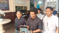 Vadel Badjideh dikeluarkan dari penjara Polres Jakarta Selatan untuk diserahkan ke Kejaksaan Negeri Jakarta Selatan, Selasa (3/6/2025). Foto: Ahsan/detikcom
