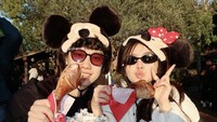Bersama Willie, wanita keturunan China itu sempat mencoba aneka makanan di Disneyland. Salah satu makanan yang mereka nikmati yaitu kaki kalkun. Foto: Instagram @Vilmei