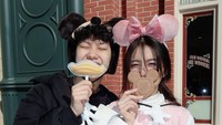 Selain makanan gurih, pasangan muda ini juga sempat jajan es krim. Bentuk es krimnya pun unik. Satu bentuk kepala karakter Mickey Mouse, satu lagi bentuk bibir Donald Duck. Foto: Instagram @Vilmei