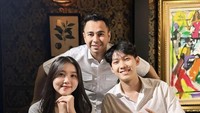 Pasangan konten kreator itu juga sempat bertemu dengan Raffi Ahmad. Sambil membicarakan perihal proyek bersama, mereka menikmati hidangan semacam nasi goreng dengan daging. Foto: Instagram @Vilmei