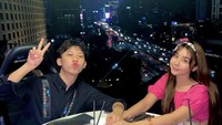 Romantis! Vilmei dan Willie sempat membagikan momen makan berduaan di restoran Lounge In The Sky. Setelah selesai menikmati makanan dan minuman, keduanya tidak lupa mengabadikan momen bersama. Foto: Instagram @Vilmei