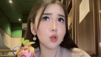 Terlihat lagi momen lain ketika influencer itu makan es krim. Kali ini es krimnya disajikan dalam gelas bening dan diberi topping cherry.  Foto: Instagram @Vilmei