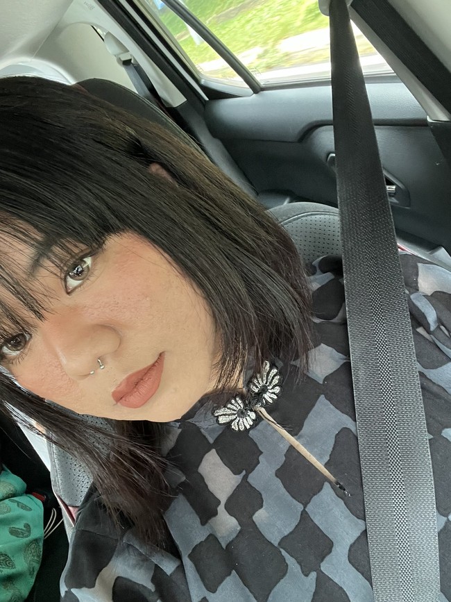 ‘Pregnancy nose’, begitu istilahnya, kondisi ketika hidung tampak lebih besar selama kehamilan. Perubahan ini disebabkan oleh pelebaran pembuluh darah, yang secara visual membuat bentuk wajah jadi tampak sangat berbeda. Foto: X/@ayyitslala