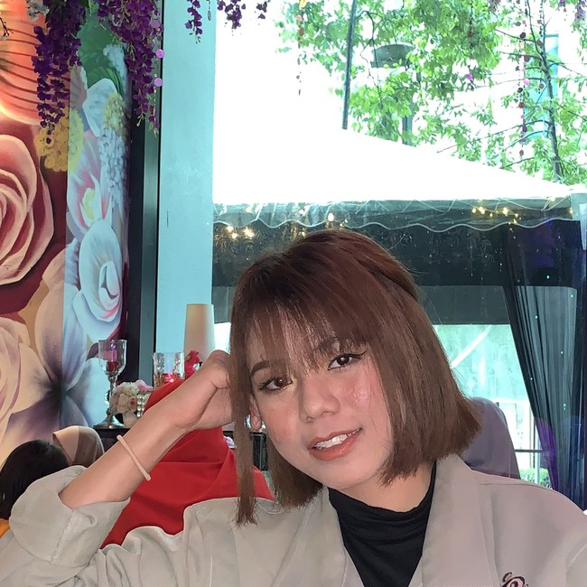 Dia bercerita bahwa jerawat mulai bermunculan sejak kehamilannya memasuki usia dua bulan. “Perubahan pertama yang saya sadari adalah ketika rutinitas perawatan kulit saya tidak lagi menampakkan hasil. Saya mulai bangun setiap pagi dengan jerawat baru dan kulit saya tampak seperti terbakar matahari dan terasa sangat gatal. Saat itu saya bahkan tidak tahu bahwa saya sedang hamil,” katanya, seperti dikutip dari The Sun Malaysia. Foto: X/@ayyitslala