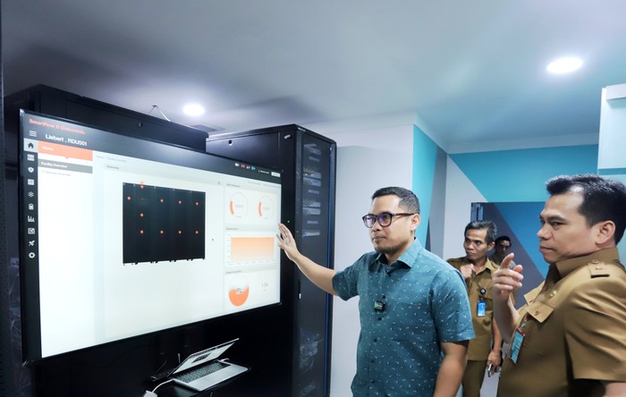 Wakil Walikota Tangerang Selatan (Tangsel) Pilar Saga Ichsan meninjau kesiapan server dan aplikasi Sistem Penerimaan Siswa Baru (SPMB) 2025, Selasa (3/6/2025).