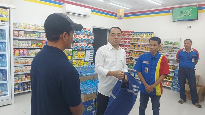 Wali Kota Eri Cahyadi saat melakukan sidak parkir di minimarket yang ada di Surabaya.