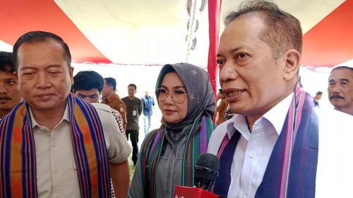 Wamen Koperasi RI Ferry Juliantono ketika diwawancara  awak media, di Desa Kembang Kuning, Lombok Timur, NTB, Selasa (3/6/2025