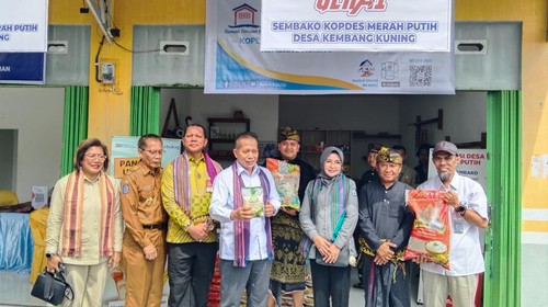 Wamen Koperasi, Ferry Juliantono, mengunjungi gerai Kopdes Merah Putih di Desa Kembang Kuning, Kecamatan Sikur, Lombok Timur, NTB, Selasa (3/6/2025). (Sanusi Ardi W/detikBali)