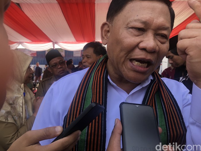 Wamen KP Didit Herdiawan saat menghadiri acara peluncuruan dan dialog Kopdes Merah Putih di Desa Kekeri, Kecamatan Gunung Sari, Lombok Barat, NTB, Selasa (3/6/2025).