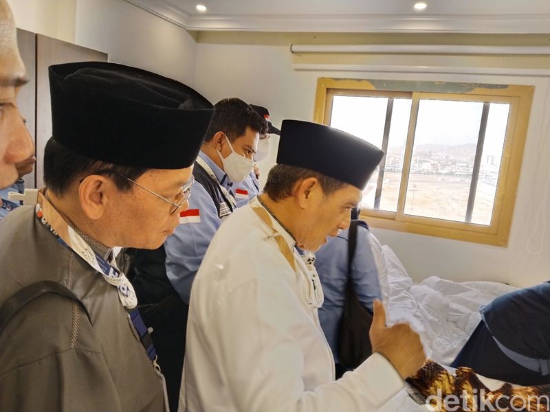 Wamenag Romo Syafii mengunjungi jemaah haji lansia di Makkah