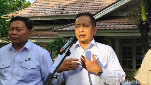 Wakil Menteri Koperasi RI Ferry Juliantono ditemui di Mataram, Selasa (3/6/2025). (Ahmad Viqi/detikBali).