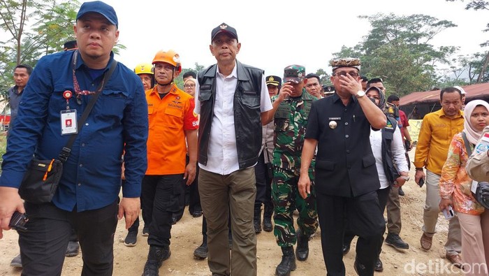 Wamensos Agus Jabo Priyono meninjau lokasi longsor Gunung Kuda Cirebon