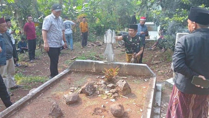 Warga Kabupaten Serang, Banten, membongkar 31 makam keramat palsu karena diduga menjadi lapak pesugihan. (Antara/HO-Polres Serang)