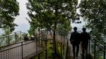 Wisatawan Menikmati Pesona Alam Tebing Keraton Bandung