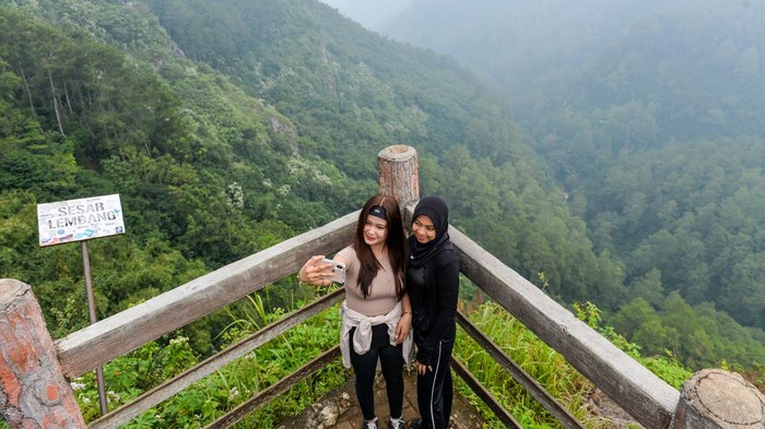 Wisatawan Menikmati Alam Tebing Keraton Bandung Wisatawan berfoto saat mengunjungi lokasi wisata alam Tebing Keraton, Ciburial, Kabupaten Bandung, Jawa Barat, Selasa (3/6/2025). Menurut Badan Pusat Statistik (BPS) Jawa Barat berdasarkan Mobile Positioning Data (MPD) tercatat 22,52 juta perjalanan wisatawan nusantara yang berkunjung ke Jawa Barat sepanjang April 2025 atau meningkat 49,80 persen dibandingkan Maret 2025 dengan tujuan utama perjalanan yaitu Bogor, Depok, Bekasi, dan Bandung Raya. ANTARA FOTO/Raisan Al Farisi