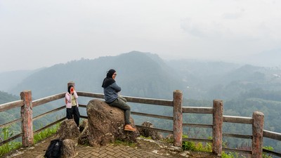 Wisatawan Menikmati Pesona Alam Tebing Keraton Bandung