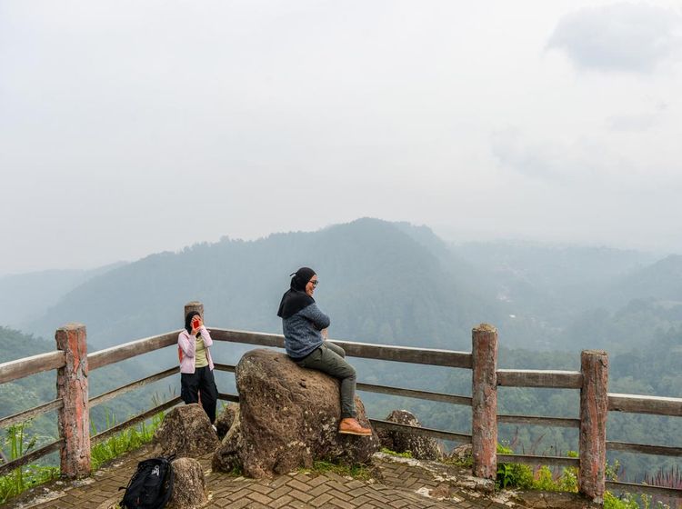 Wisatawan Menikmati Pesona Alam Tebing Keraton Bandung