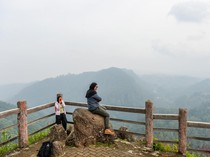 Wisatawan Menikmati Pesona Alam Tebing Keraton Bandung