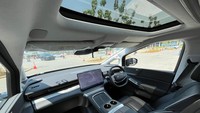 Fitur lainnya meliputi layar 21,4 inci, kulkas multifungsi (dingin/panas), sistem udara XFree breath microclimate, dan sistem audio  Xopera 23-speaker surround sound. Foto: Luthfi Anshori/detikOto