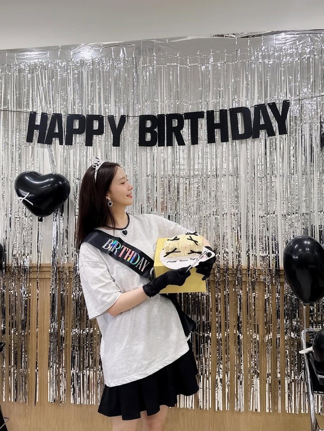 Mengusung dua konsep berbeda. Yoona SNSD lebih dulu merayakan ulang tahun dengan konsep dan desain bernuansa monokrom. Dia tampak memakai kaos oversized putih dan mini skirt hitam, lengkap dengan aksesoris kalung, anting, mahkota, dan tongkat mainan anak-anak yang serasi. Foto: dok. Instagram @yoona__lim