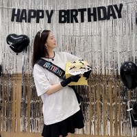 Mengusung dua konsep berbeda. Yoona SNSD lebih dulu merayakan ulang tahun dengan konsep dan desain bernuansa monokrom. Dia tampak memakai kaos oversized putih dan mini skirt hitam, lengkap dengan aksesoris kalung, anting, mahkota, dan tongkat mainan anak-anak yang serasi. Foto: dok. Instagram @yoona__lim