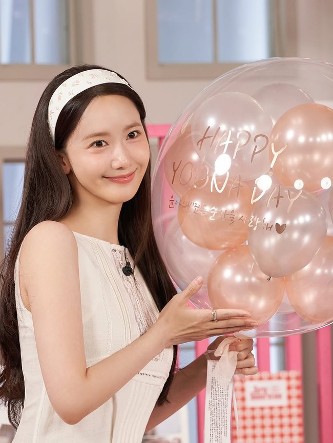 “Apakah dia vampir????? kenapa dia terlihat sama?! tulis seorang penggemar membandingkan foto Yoona SNSD pada tahun 2007 dan 2025 di X. Personel grup KPop SNSD itu kerap disebut bak vampir karena cantik awet muda seolah tak menua. Foto: dok. Instagram @yoona__lim