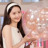 “Apakah dia vampir????? kenapa dia terlihat sama?! tulis seorang penggemar membandingkan foto Yoona SNSD pada tahun 2007 dan 2025 di X. Personel grup KPop SNSD itu kerap disebut bak vampir karena cantik awet muda seolah tak menua. Foto: dok. Instagram @yoona__lim