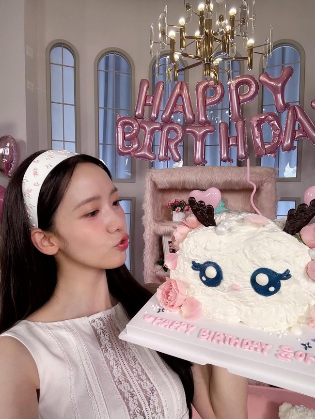 Tak banyak yang berubah dari Yoona SNSD sejak memulai debut di usia 17 tahun. Netizen dan penggemar terpana dengan kecantikannya usai memasuki kepala tiga. Foto: dok. Instagram @yoona__lim