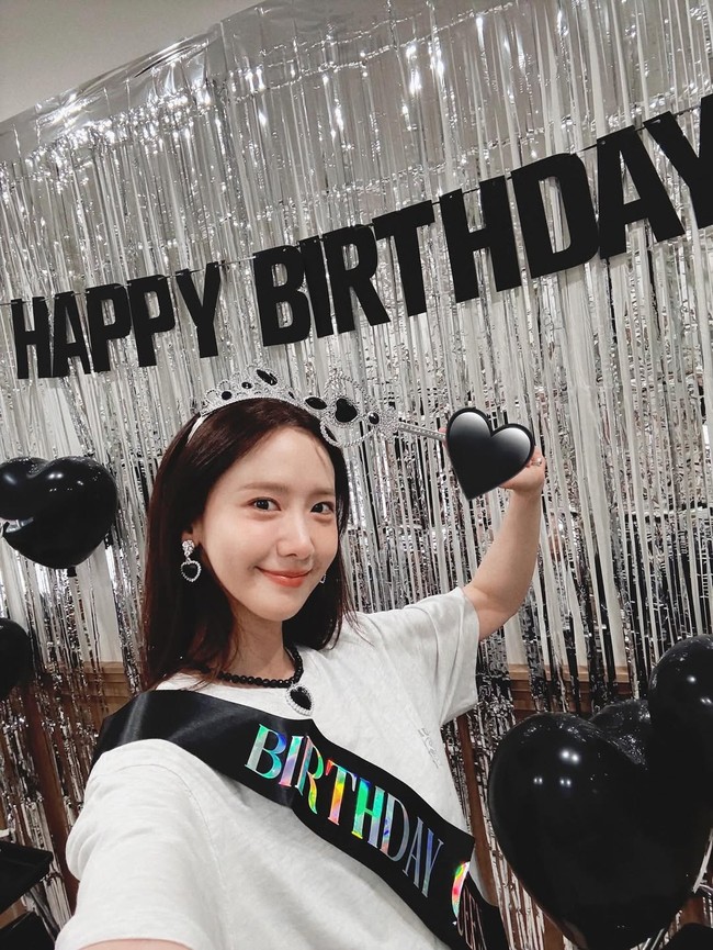 Yoona SNSD genap berusia 35 tahun. Bintang drama Korea King the Land itu membagikan momen perayaan ulang tahunnya yang jatuh pada tanggal 30 Mei. Foto: dok. Instagram @yoona__lim
