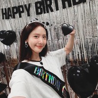 Yoona SNSD genap berusia 35 tahun. Bintang drama Korea King the Land itu membagikan momen perayaan ulang tahunnya yang jatuh pada tanggal 30 Mei. Foto: dok. Instagram @yoona__lim