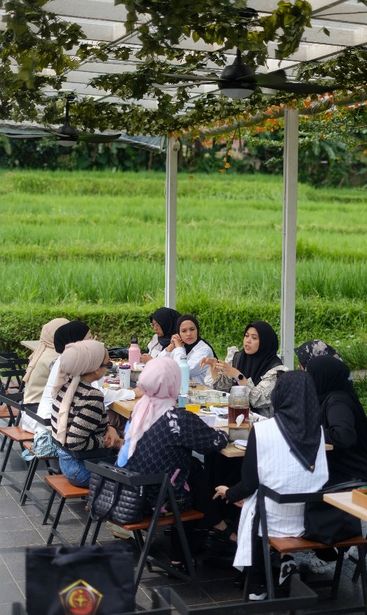 5 Resto Pemandangan Sawah yang Jadi Spot Favorit Buat Arisan