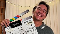 Yeay! Muka Happy Adipati Dolken Jadi Director Lagi