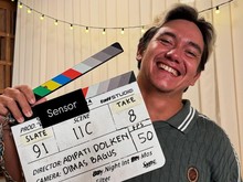 Yeay! Muka Happy Adipati Dolken Jadi Director Lagi