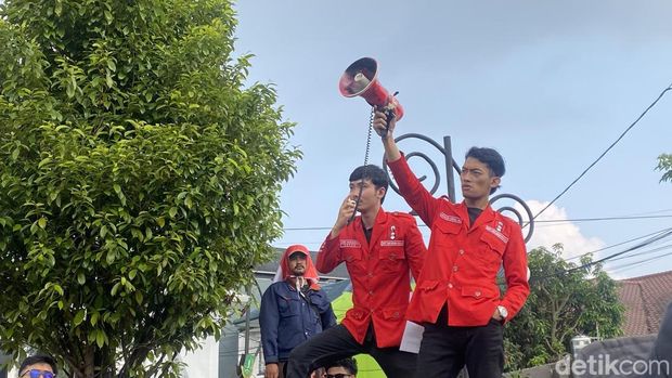 Aktivis GMNI unjuk rasa di depan Balai Kota Sukabumi.