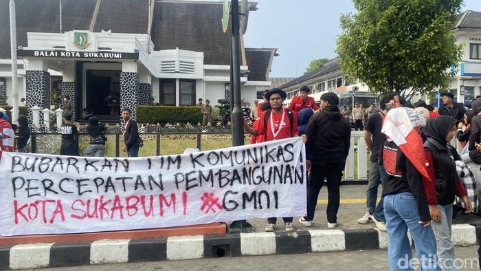 Aktivis GMNI unjuk rasa di depan Balai Kota Sukabumi.