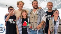 Misi ini membawa berbagai bantuan penting seperti susu bayi, obat-obatan, makanan pokok, hingga peralatan medis. Greta menyebut keterlibatannya sebagai bentuk solidaritas terhadap penderitaan warga Gaza yang terjebak dalam krisis kemanusiaan berkepanjangan akibat blokade dan serangan militer. “Diam di hadapan ketidakadilan adalah kehilangan kemanusiaan kita,” ujarnya dalam salah satu pernyataan. (Fabrizio Villa/Getty Images)