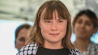 Greta Thunberg (22 tahun) kembali menyita perhatian dunia, kali ini bukan karena isu iklim, melainkan keterlibatannya dalam misi kemanusiaan ke Gaza. Pada 1 Juni 2025, aktivis lingkungan asal Swedia itu bergabung dalam pelayaran kapal Madleen, yang membawa bantuan untuk warga Palestina di Jalur Gaza. Kapal ini berangkat dari Catania, Italia, sebagai bagian dari aksi Freedom Flotilla Coalition untuk menentang blokade Israel. (Fabrizio Villa/Getty Images)
