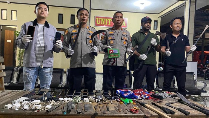 Aparat menampilkan sejumlah barang terlarang yang ditemukan di Lapas Kelas IIB Nabire.