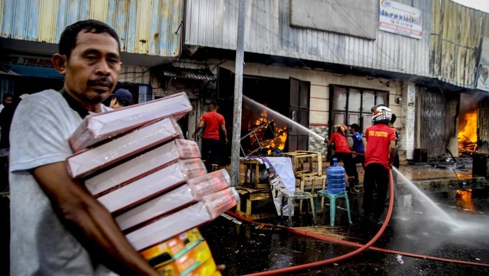 Api Lahap Deretan Toko Elektronik di Ternate Anggota pemadam kebakaran berusaha memadamkan api yang membakar toko elektronik di Kawasan Gamalama Ternate, Maluku Utara, Rabu (4/6/2025). Sebanyak empat unit kendaraan pemadam kebakaran dikerahkan untuk memadamkan api yang mulai terjadi sekitar pukul 9.30 WIT tersebut dan tidakΒ ada korban jiwa namun beberapa toko elektronik hangus dengan kerugian material diperkirakan mencapai ratusan juta, sedangkan penyebab kebakaran masih dalam penyelidikan pihak kepolisian.Β ANTARA FOTO/Andri Saputra/nym.