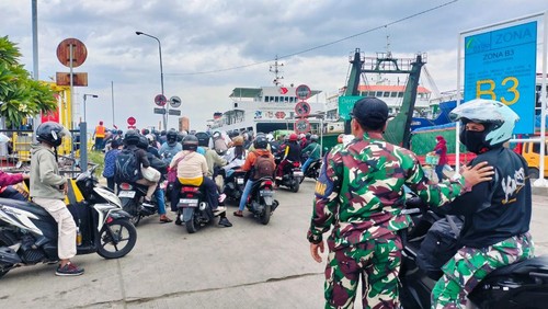 Arus kendaraan keluar Bali melalui Pelabuhan Gilimanuk, Jembrana, mengalami peningkatan menjelang Idul Adha, Selasa (3/6/2025). (Dok. Danposal Gilimanuk)