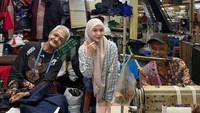 Ayana Moon pose bareng dengan bapak-bapak penjahit di Blok M. Foto: Instagram@xolovelyayana