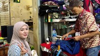 Ayana sedang mempersiapkan baju untuk pernikahan bestie. Selebgram asal Korea Selatan itu mengatakan sudah jadi kebiasaannya selalu mengecilkan ukuran baju. Foto: Instagram@xolovelyayana
