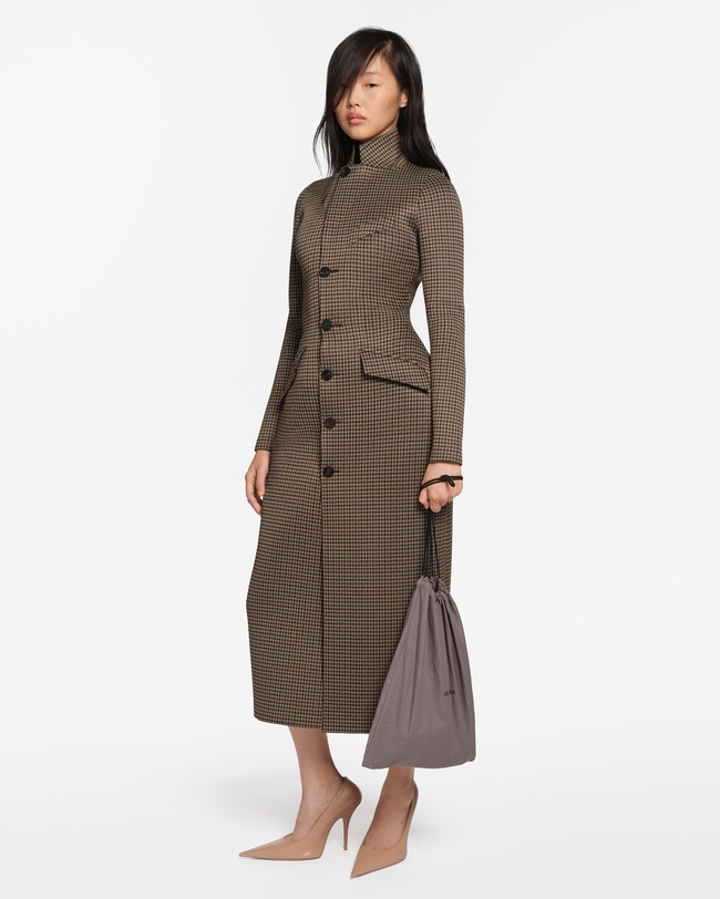 Dalam dunia fashion yang penuh dinamika, satu hal tetap konsisten dari rumah mode Balenciaga dalam satu dekade terakhir: kehadiran Demna, sang direktur kreatif yang telah membentuk ulang wajah label ini melalui pendekatan eksperimental, kritis, dan personal. (Foto: Dok. Balenciaga)